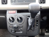 シフトとエアコンです。ダイヤル式のマニュアルエアコンになります。シンプルで使いやすい!