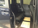 ホンダ車の低床ボディは、チャイルドシートへのお子さまの乗降や荷物の積載もスムーズ。足元もゆったりとしていますので、おくつろぎいただけます。