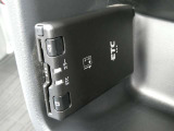ここに ETC付いております。高速道路の料金所もスイスイ♪ ETCカードの申し込みは日産カードがおすすめ!!!「安心」「おトク」「便利」で皆さまのカーライフをサポートする特典満載のカードです。