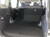 バックドアを上げた状態です。シートを倒せば荷室のスペースが広くなります!用途に合わせて快適な室内を!