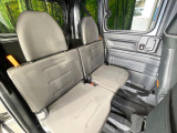 後部座席も気になるようなキズ・汚れやへたり等、大きなダメージはなく、良好な状態です。