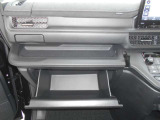 大きめのグローブボックスです☆助手席インパネトレーにも小物が置けて便利です♪
