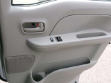 パワーウインドウ付きです。運転で操作が出来便利です。