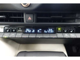 ★運転席と助手席でそれぞれお好みに合わせて温度設定が行えるフルオートエアコンです。外気温や室温、日射量を感知し、吹き出し温度、風量を緻密に制御します
