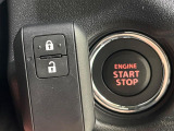 【キーレススタートシステム】カバンやポケットに入れたままでもドアの施錠・解錠が可能なスマートキーを装備。エンジンのオン・オフ時もカギを取り出す必要が無いからとっても便利です♪