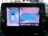 アラウンドモニター 白線や駐車車両をナビ及びルームミラーに表示 駐車している車両との位置関係も一目で分かって安心です