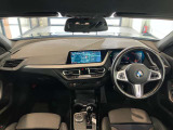 BMWの操作パネルは使いやすさを追求し日常生活で必要なボタン&スイッチを使えるようにした構造となっております。購入時から沢山触って体感してください。