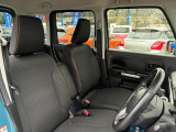 【フロントシート】インパネにシフトが付いているので足元広々!運転席から助手席の移動も楽々♪どちらからでも乗り降り出来るので、狭い場所の乗り降りも楽ちんですよ♪