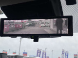 荷物や人でバックミラーが見えずらい時ありませんか?インテリジェントルームミラーはカメラの映像をミラーに映すことができます!