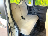 後部座席も気になるようなキズ・汚れやへたり等、大きなダメージはなく、良好な状態です。
