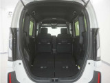 2列目シートを倒すことで、大変広いラゲッジスペースとなります。大きな荷物を積んだりと様々な用途にご利用いただけます。