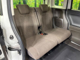 後部座席も気になるようなキズ・汚れやへたり等、大きなダメージはなく、良好な状態です。