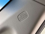 運転席や助手席だけでなく、カーテンエアバッグも装備しています。もちろん、いざという時は無いに越したことはありませんが、しっかりお客様を守ってくれます。