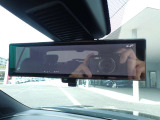 スマートルームミラーがリヤカメラで車両後方の映像ルームミラー表示しをクリアな後方視界を確保してくれます。