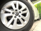 【純正15インチアルミホイール】外観にマッチした純正アルミホイールを装着しております。各種社外アルミホイールや、スタッドレスタイヤも取扱いしております。是非ご相談ください♪