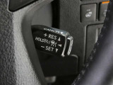 クルーズコントロールです。速度をセットするこでアクセル操作が不要の魅力的な装備です。高速道路での運転では特に重宝します♪