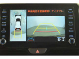 パノラミックビューモニター付きです。車両を上から見たような映像をディスプレイオーディオ画面に表示。運転席からの目視だけでは見にくい、車両周辺の状況をリアルタイムでしっかり確認できます。