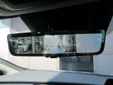 デジタルインナーミラー付き。後方視野角が広く、後席に同乗者がいても後方を確認しやすく安心です。