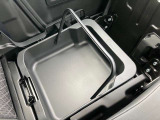 助手席側の座席下には車検証などの小物を入れて頂けるスペースを設置。さらに取っ手が付いているので、そのまま取り出して使う事も可能です。
