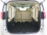 3列目シートは跳ね上げ式で折りたたみ可能です。キャンプ用品など大きな荷物もばっちり収納可能です!