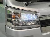 【LEDヘッドライト】悪天候や夜間走行時も良好な視界を確保し安心して運転できる高輝度LEDヘッドライトを装備!点灯速度が早く、消費電力も抑えられています。