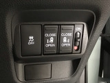 【両側パワースライドドア】両側がパワースライドドアになっており、運転席のスイッチやスマートキーでも開閉が可能です!開口部も広いので乗り降りも楽々♪