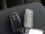 スマートキー2本付き!キーをポケットやカバンに入れておくだけでドアの施錠・開錠やエンジンスタートの操作が簡単です!
