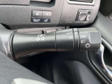 オートライト装備。周囲の明るさに応じて自動で点灯/消灯するので、トンネル等でとても便利です。消し忘れ防止にもなります。