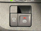 指先だけで簡単に操作が可能な電動パーキングブレーキを採用。「HOLD」スイッチを押すと、渋滞や信号待ちなどでブレーキペダルから足を離しても、ブレーキを保持するので安心です