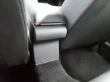 【運転席操作部】センターアームレスト(フロント)標準装備