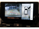 パノラミックビューモニター付きです。車両を上から見たような映像をディスプレイ画面上に表示。運転席からの目視だけでは見にくい、車両周辺の状況をリアルタイムでしっかり確認できます。