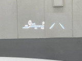 【ヘッドアップディスプレイ】現在の速度や走行情報をデジタル表示で運転席前方のガラスに投影!運転中、目線をずらさず必要な情報を確認できるのでとっても便利で安心!