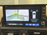 リバースギアに入れるだけで後方の表示へ切り替わります。夜間や雨の日の駐車も楽になりますよ。