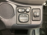 狭い駐車場で便利な電動格納ドアミラーが付いています。