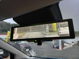 インテリジェントルームミラー カメラからの映像をミラーで見たように表示します。角度や光度等の調整も可能。後席の人と目を合わせず後方確認出来ます。
