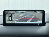 360&deg;ビューモニターでは、両サイドとフロント、バックカメラの合成で、あたかも上空から見下ろした様に周囲を確認して頂けます。駐車場だけでなく、T字路等でも活躍のアイテムです!