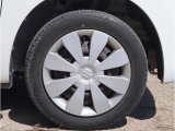 【ホイールキャップ】車に良く似合う純正ホイールキャップが装備されています。ノーマルタイヤ、スタッドレスタイヤもスズキ自販島根にお任せください。
