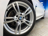 ●純正18インチアルミホイール:輸入車ならではの卓越した走りを支えるホイールと足回りです!日本車の走りに慣れている方にもぜひ体感して頂きたいほど、高いレベルでまとまっています!
