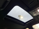 【サンルーフ】開放感たっぷりの希少装備、サンルーフが装着されています!車内に明かりを取り入れたり景色を楽しむ以外にも、車内の空気も簡単に換気できて快適です!
