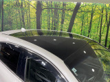 【調光パノラマルーフ】車内の解放感が一気に上がる大型パノラマルーフに調光機能がプラス!日差しが強い時、シェードを閉めなくてもガラスの透明度を調整することで心地よい明るさに♪