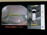 パノラミックビューモニター付きです。車両を上から見たような映像をディスプレイオーディオ画面に表示。運転席からの目視だけでは見にくい、車両周辺の状況をリアルタイムでしっかり確認できます。
