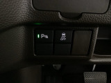 パーキングセンサーと横滑り抑制機能のスイッチです。駐車時の障害物検知や滑りやすい路面での車両安定性を高め、安全運転をサポートします。