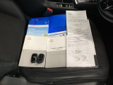 メンテナンスノート【点検整備記録簿・保証書】、取説も揃ってます。スマートキーはバッグなどにしまったままボタン操作でエンジンの始動・停止ができて大変便利です。