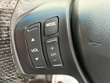 ステアリングから手を離さず操作できるオーディオスイッチを装備しています。