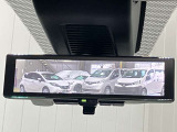 【インテリジェント ルームミラー】車両後方のカメラ映像をミラー面に映し出すので、車内の状況や、天候などに影響されずいつでもクリアな後方視界が得られます!