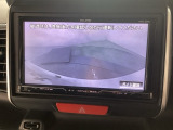 【バックカメラ】運転が苦手な方も車庫入れラクラクです!ギアをリバースに入れれば自動的に切り換わりますので、面倒な操作は不要です♪狭い駐車場もお車を傷つけず安心ですね!