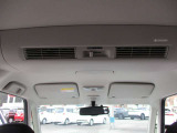 リヤシーリングファンがついていますので、後席の方も快適に過ごせますね^^