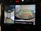 パノラミックビューモニター付きです。車両を上から見たような映像をモニター画面に表示。運転席からの目視では見にくい、車両周辺の状況をリアルタイムでしっかり確認できます。