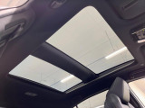 【ガラスルーフ】ガラスルーフ搭載で車内の解放感が一気にアップ!開放的なドライブをお楽しみいただけます。