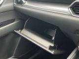 大型のグローブボックスは車検証など大きな物もすっぽりと収まるサイズとなっております。